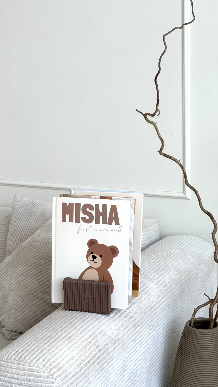 Подставка с фотокнигой «Misha» на диване