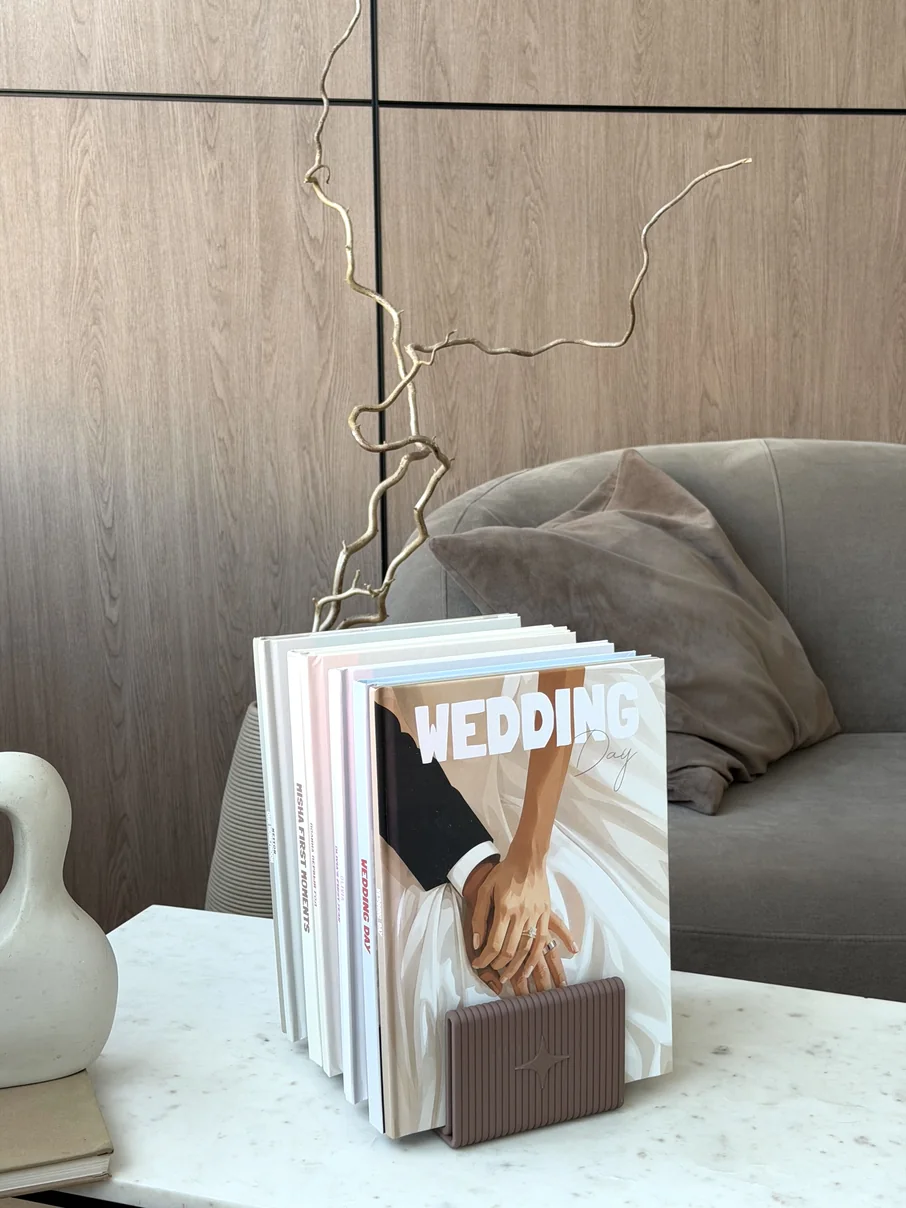 Подставка с фотокнигами «Wedding» на столике