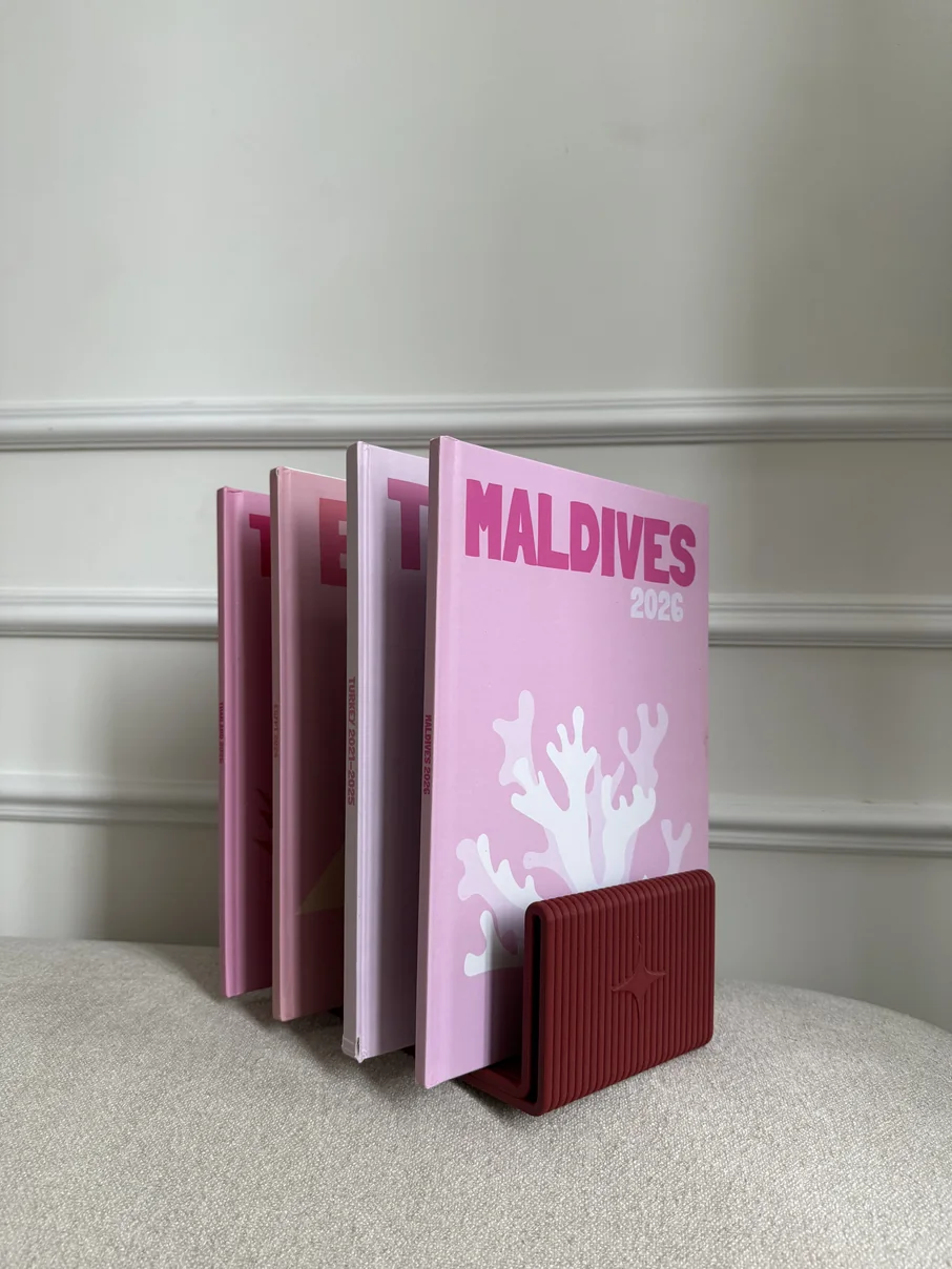 Подставка с розовыми фотокнигами «Maldives»